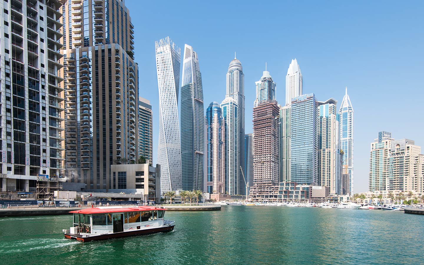 يعتبر الباض المائي، وسيلة نقل مريحة وآمنة عبر خور دبي